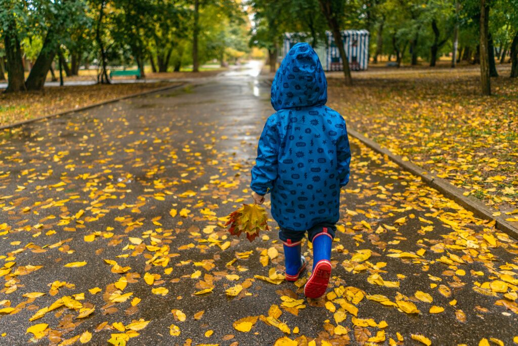 Herbstspaziergang mit reflektierender Kleidung