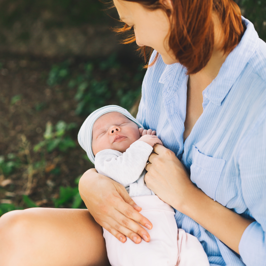 So verliebt, dass du dein Baby nicht eine Sekunde aus den Augen lässt. Solltest du mal eine Pause brauche, so gibt es Babysitter die spezielle für die Betreuung für Säuglinge ausgebildet sind.